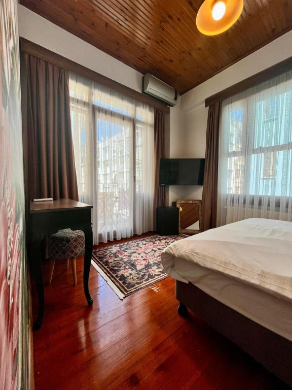 Deluxe King Iki Ayrı Yataklı Oda, Cadde Manzaralı (Sigara İçilemez)