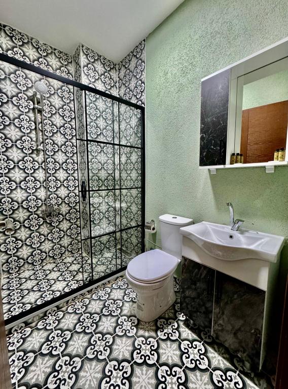 Aile Zemin Kat Odası, Cadde Manzaralı