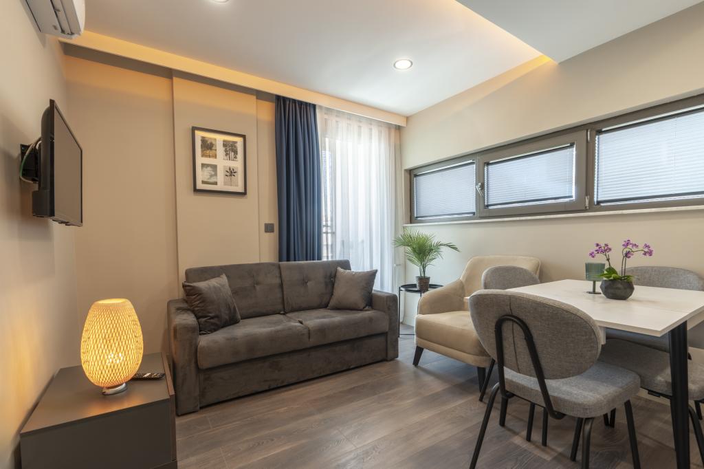 Apart Apartment, Street View (Balcony)