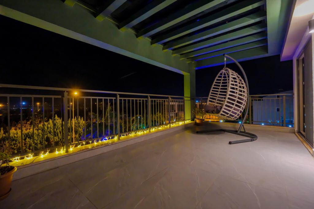 Family Room, Pool Or Mountain View (Balcony, Terrace)