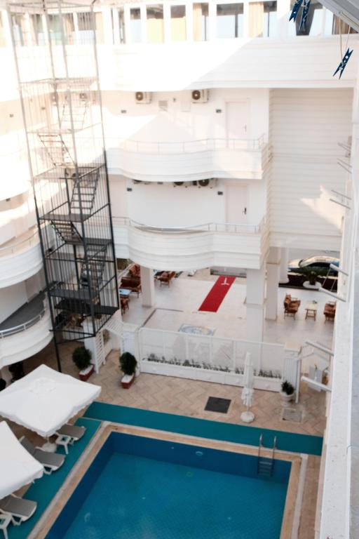 Standart Oda, Kara Veya Havuz Manzaralı (3 Kişilik, Balkonsuz)