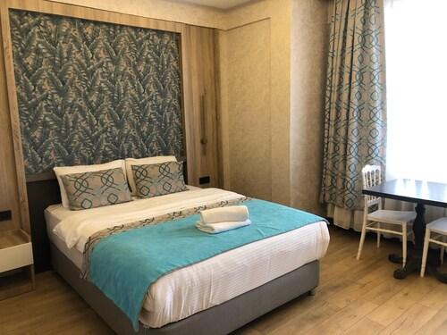 Economy Room, Pool Or Mountain View (Balcony)