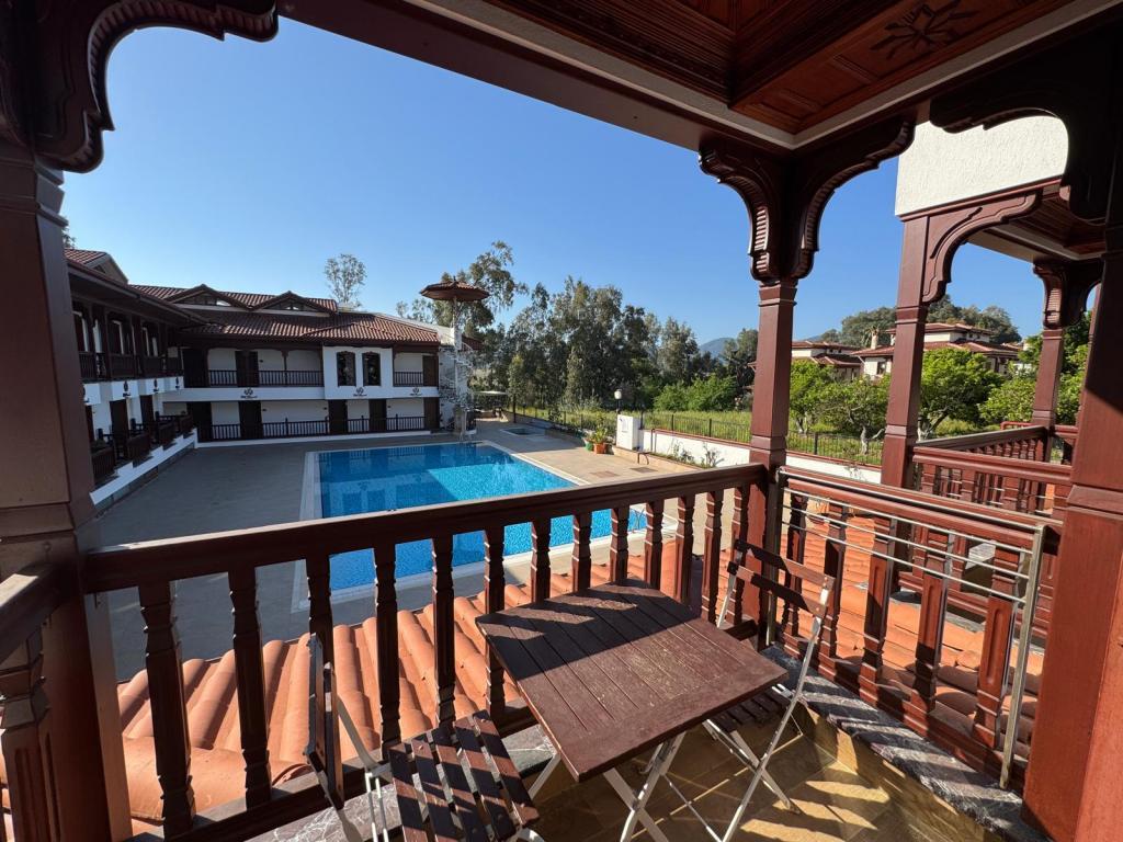 Deluxe Oda (3 Kişilik, Balkonlu)