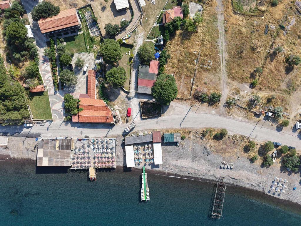 Otelimizin plajdaki iskelesi