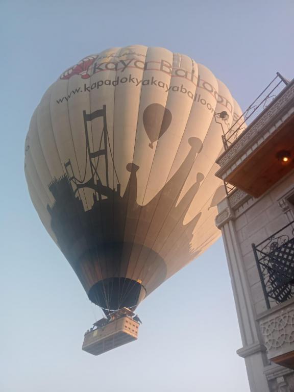 Güvercinlik odasının balkonundan balon manzarası (otelimizin ön cephesinden balon manzarası)