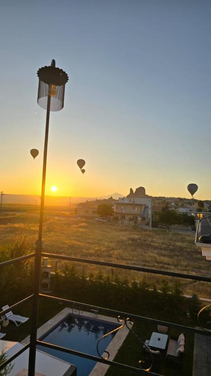 Uçhisar kale ve balon manzarası