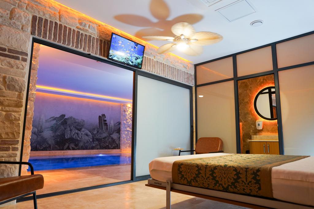 Honeymoon Room, Pool View