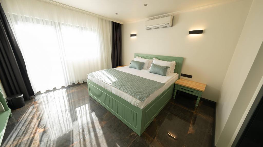 Deluxe Room, Pool View (Balcony)