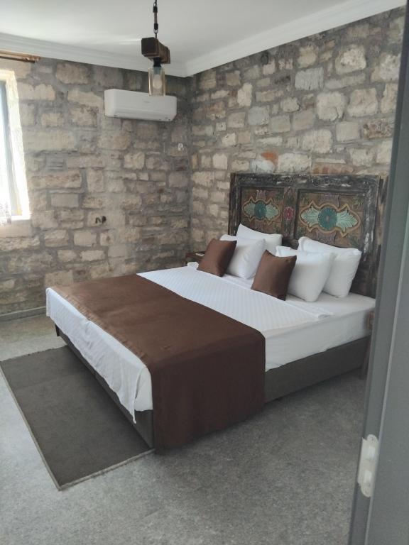 Aile Odası, Cadde Manzaralı