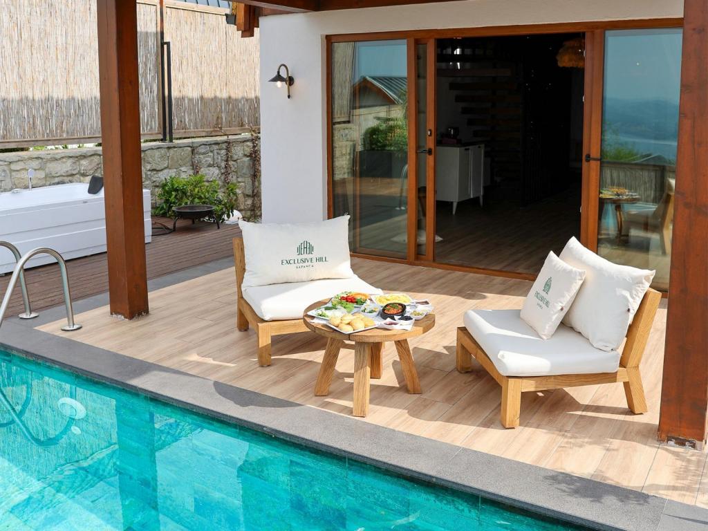 Deluxe Bungalow 2+1,Göl Manzaralı,Isıtmalı Özel Havuzlu