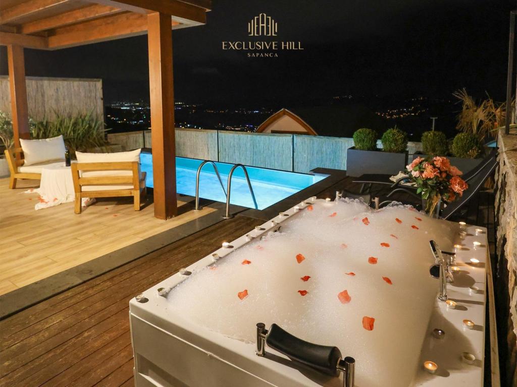 Deluxe Bungalow 2+1,Göl Manzaralı,Isıtmalı Özel Havuzlu
