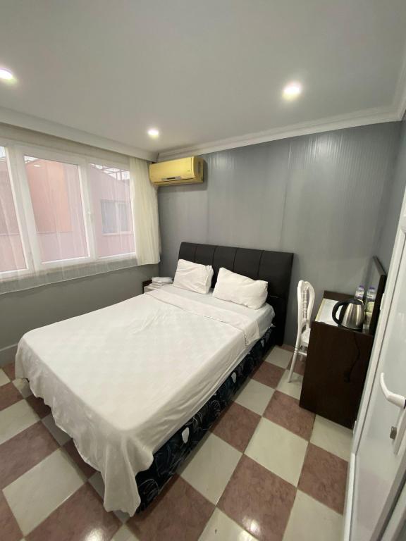 Deluxe Teras Suit Oda (Balkonlu, Ortak Banyo)