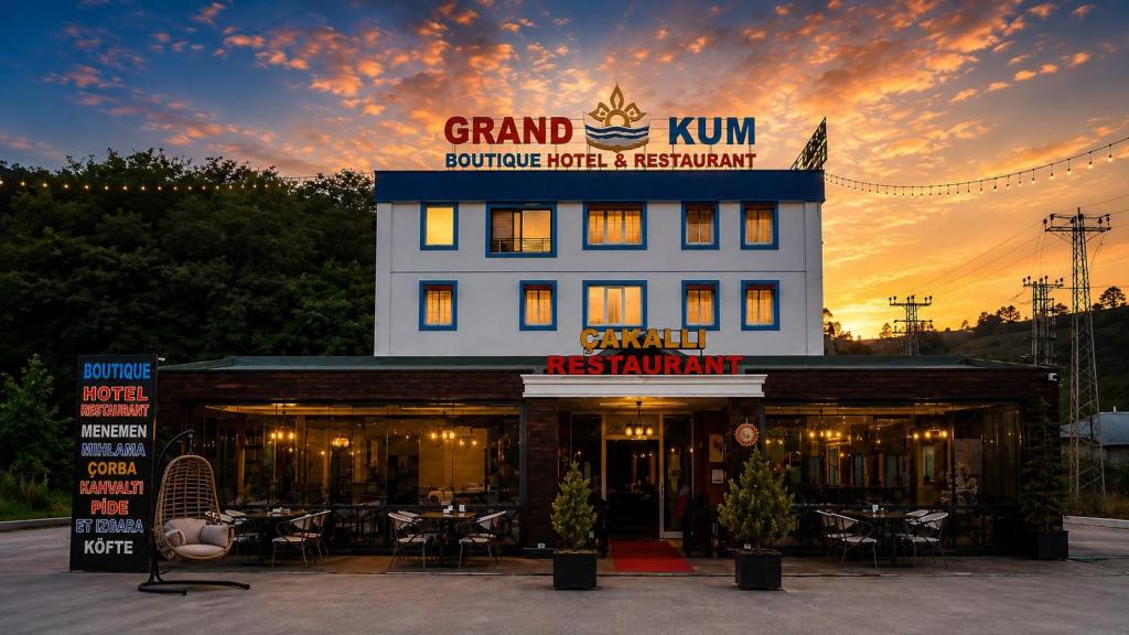 Grand Kum Boutique Hotel & Restaurant – Gece Görünümü