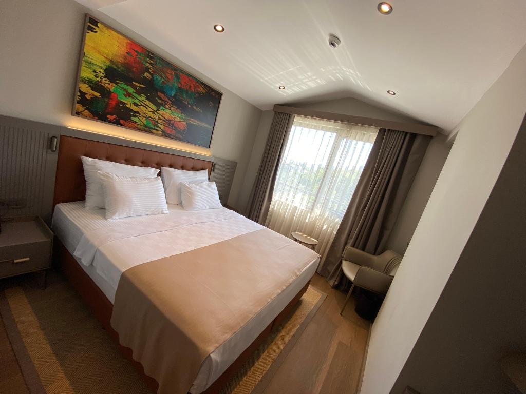 Economy Room, Viewless