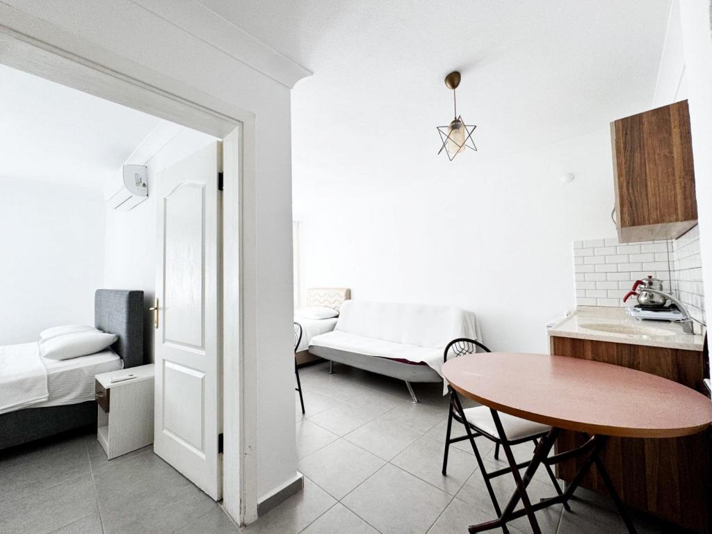 Aile Odası, Cadde Manzaralı