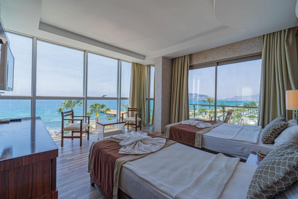 Aile Odası, Kara Manzaralı (Balkonlu)