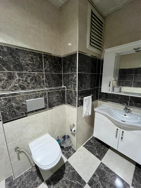 Çift Kişilik,Şehir Manzaralı