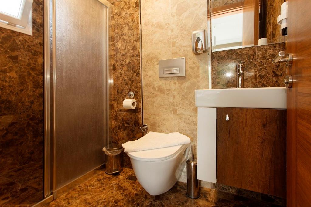 Standard Room, Garden View (3 Person, Balcony)