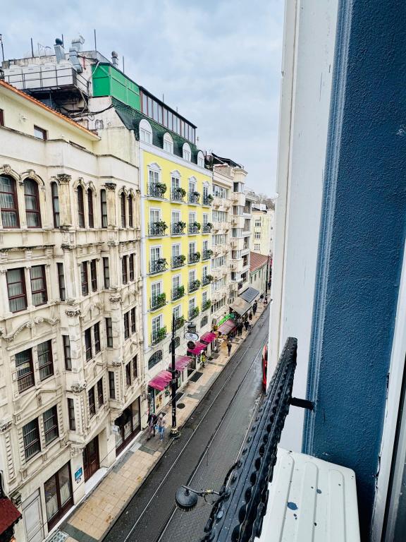 Iki Ayrı Yataklı Oda, Cadde Manzaralı