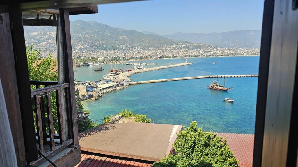 Nergis,Deniz Manzaralı