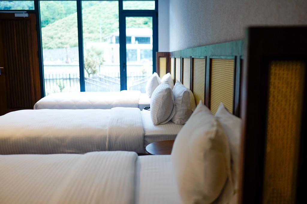 Standard Room, Lake View (No Smoking)