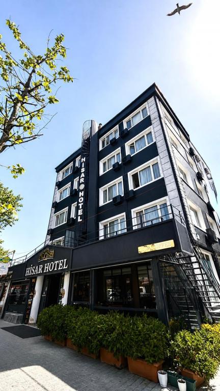 Hisar Hotel’in modern dış cephesi, tarihi Topkapı bölgesinin merkezinde misafirlerini karşılamaktadır. Toplu ulaşım noktalarına, tarihi ve turistik alanlara kolay erişim sağlayan konumuyla hem iş hem de turistik seyahatler için ideal bir konaklama deneyimi sunar.