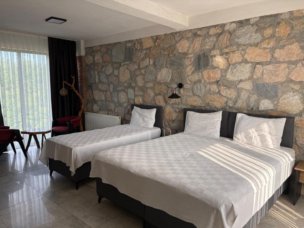 Deluxe Üç Kişilik Oda ,Havuz ve Bahçe Manzaralı,Büyük Yataklı