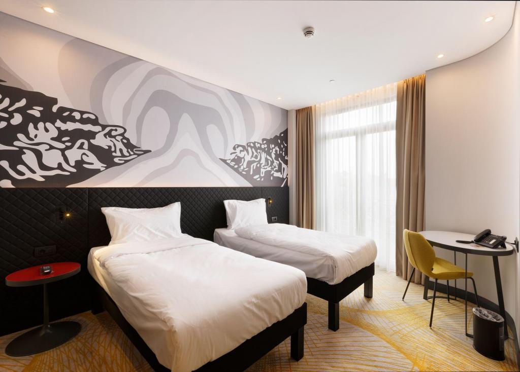 Twin Room, Land View