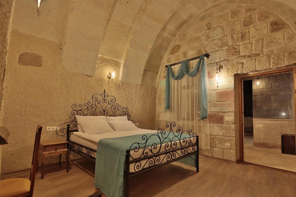 Junior Cave Suite Room, Castle View (Jacuzzi)
