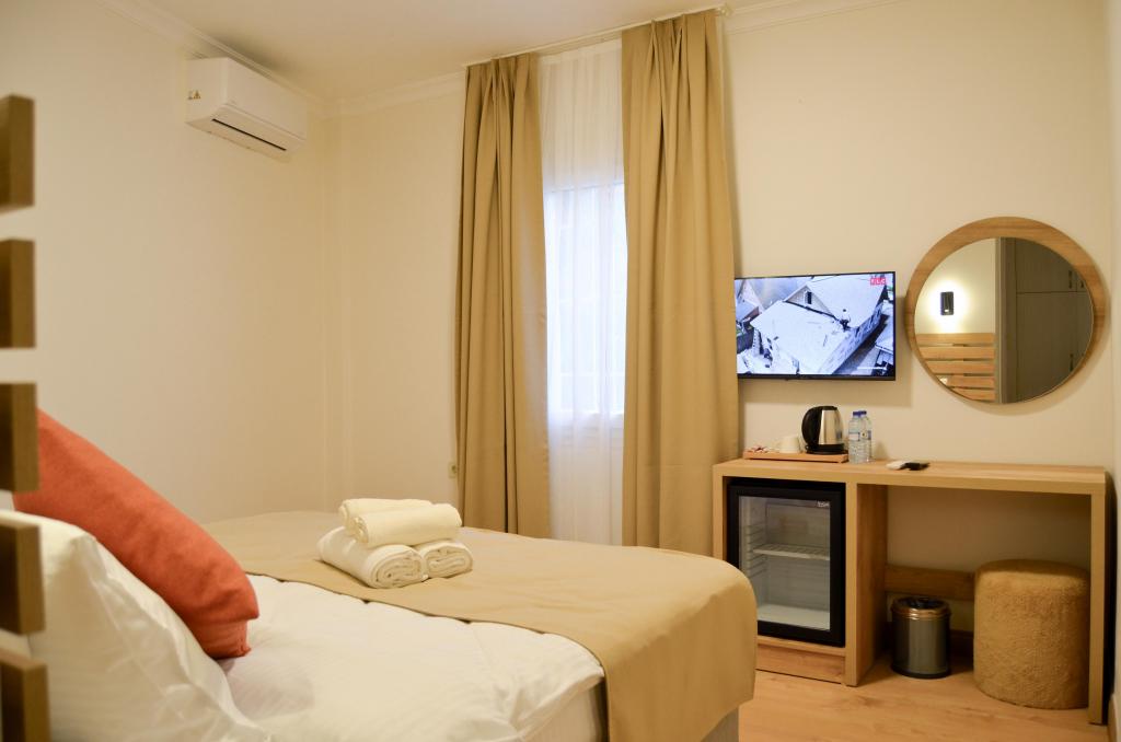 Deluxe King Room, City View (No Smoking)