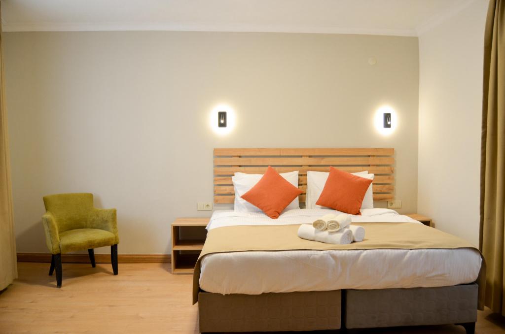 King Room, City View (3 Person, No Smoking)