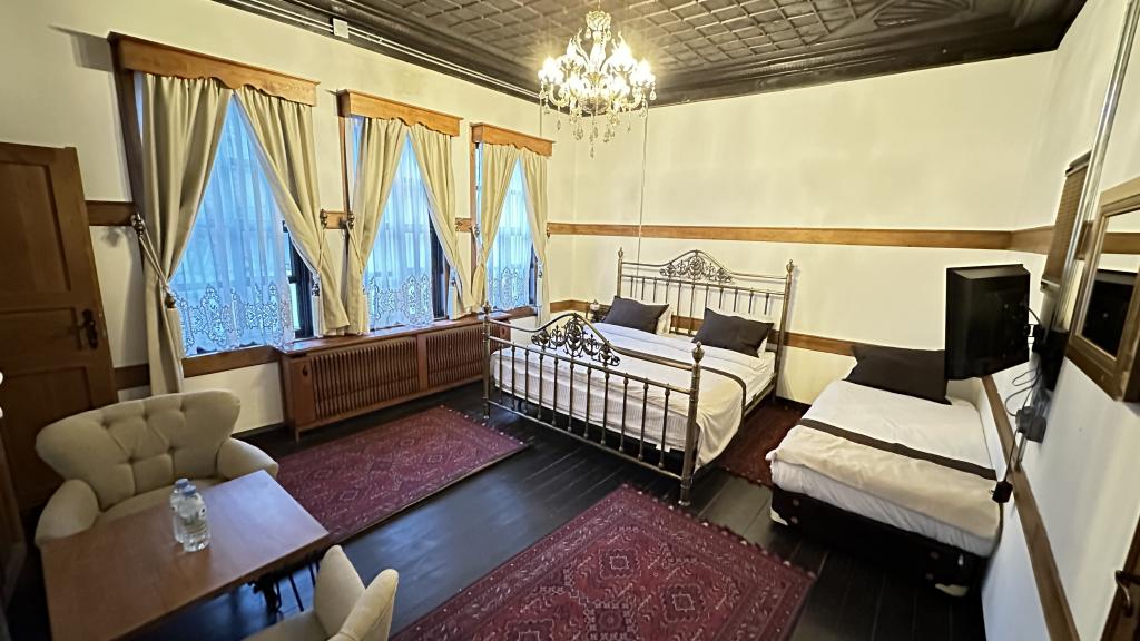 Family Room, Viewless