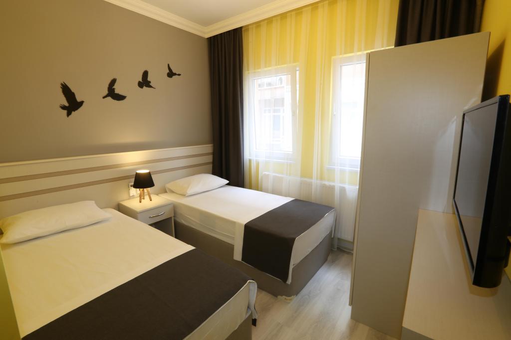 Twin Room, Street View