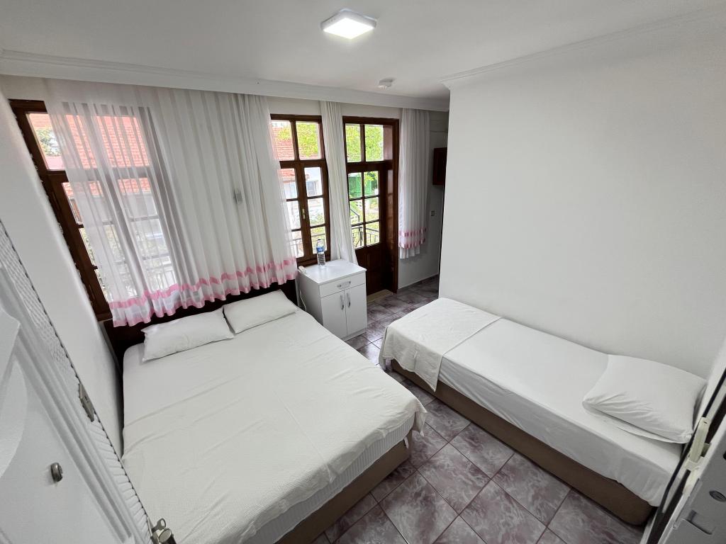 Triple,bahçe Manzaralı,balkonlu