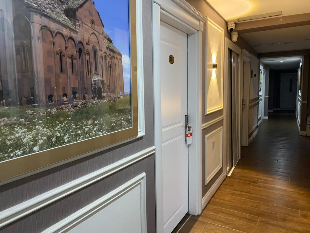 Standart Oda, Şehir Manzaralı