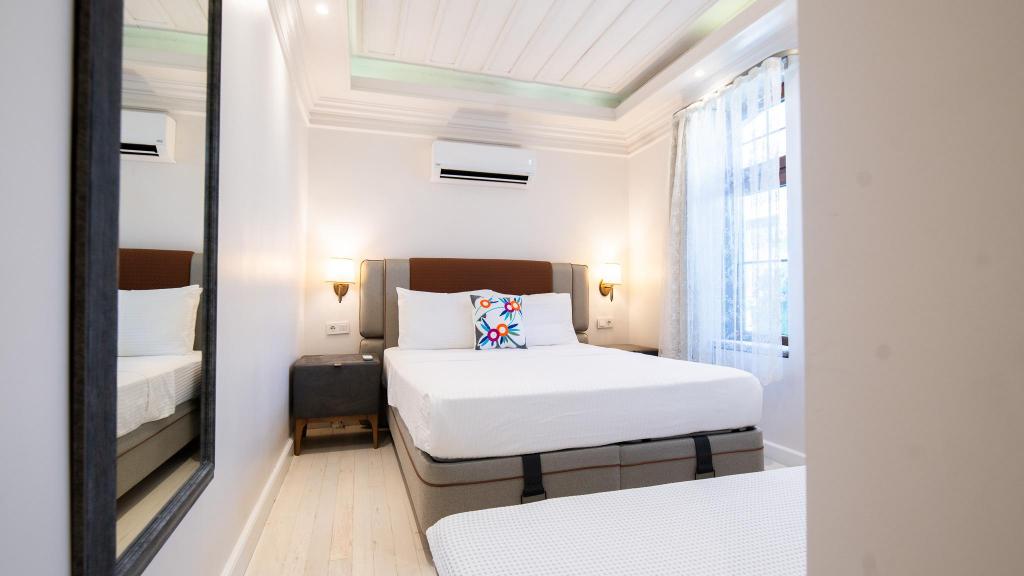 Blue Room, Street View (3 Person)