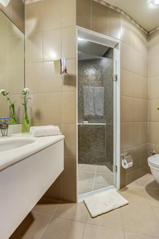 King Iki Ayrı Yataklı Oda, Cadde Manzaralı (Sigara İçilemez)