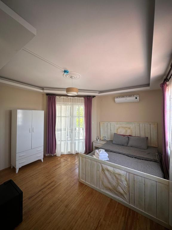 Üst Kat Balkonlu Oda,Bahçe Manzaralı