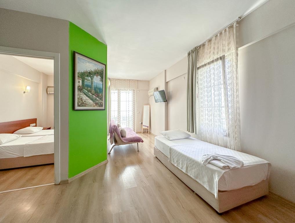 Suite,Bahçe Manzaralı,Balkonlu