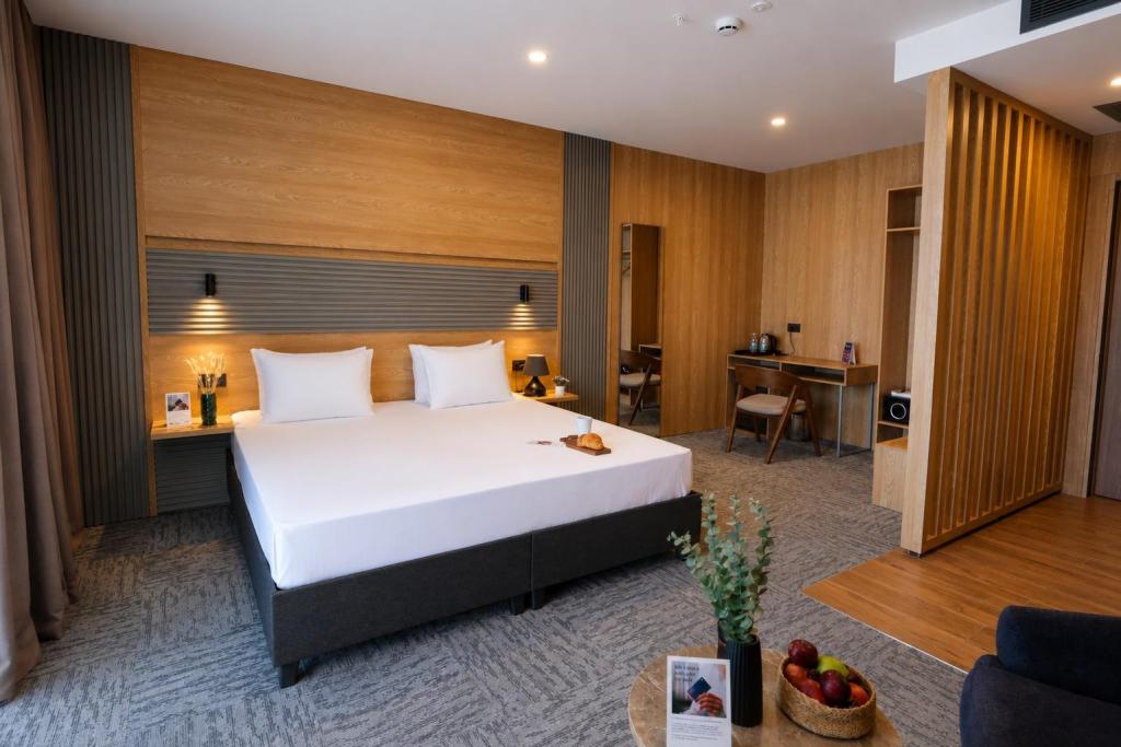Junior Suite Room, City View