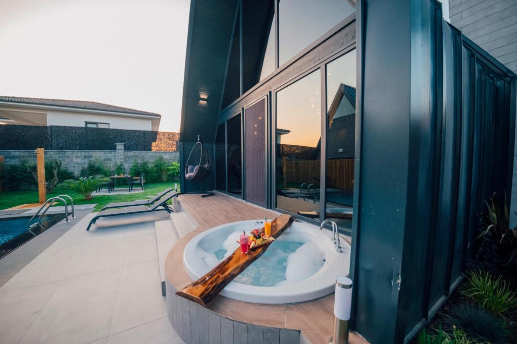 Deluxe Suite Room, Pool View