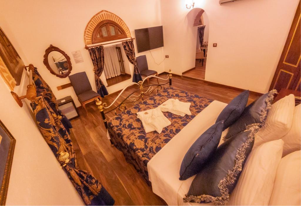 Deluxe Suit Oda, Havuz Manzaralı