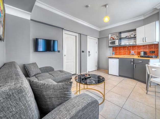 Apart, Kara Veya Havuz Manzaralı (Balkonlu)