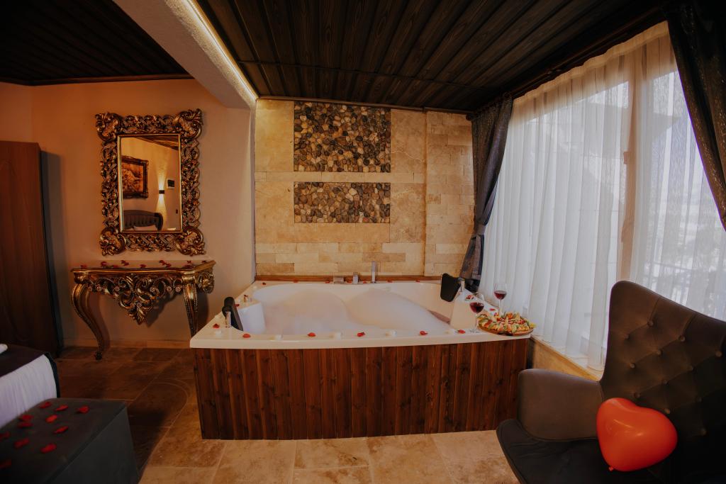 Dark Room with Jakuzzi,Şehir Manzaralı,2. Kat