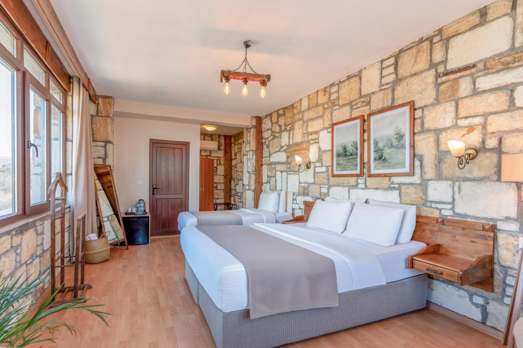 Superior Oda, Deniz Veya Kara Manzaralı (3 Kişilik)