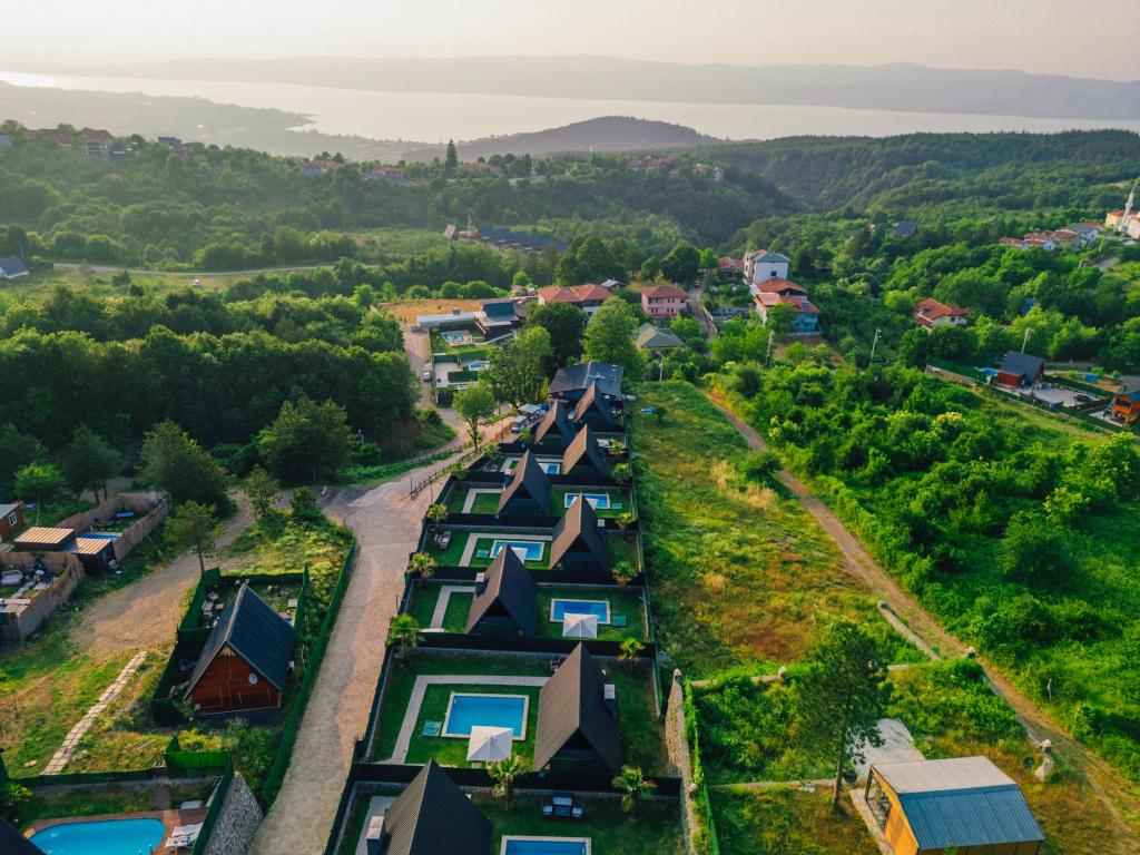 Bungalow,Göl Manzaralı,Isıtmalı Özel Havuzlu