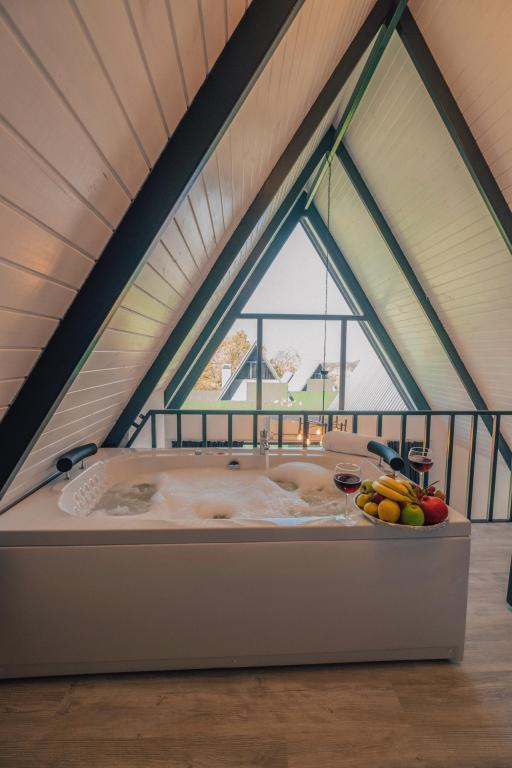 Bungalow,Göl Manzaralı,Isıtmalı Özel Havuzlu