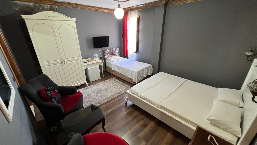 Triple,bahçe Manzaralı,bir Büyük Ve Bir Tek Kişilik Yataklı