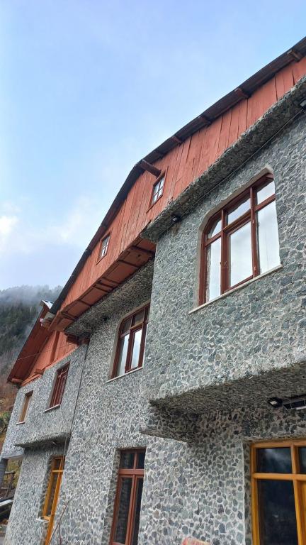 Ahşap Ev,Dere ve Orman Manzaralı