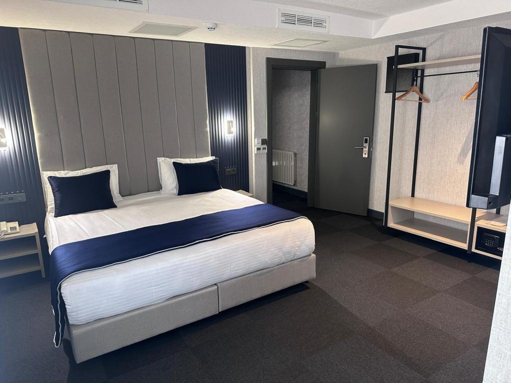 Family Room, City View